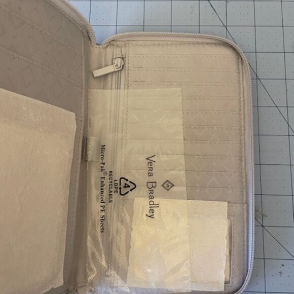 Vera Bradley Women's Outlet Cotton Family Travel Wallet NWT Vineyard Floral - Picture 4 of 5